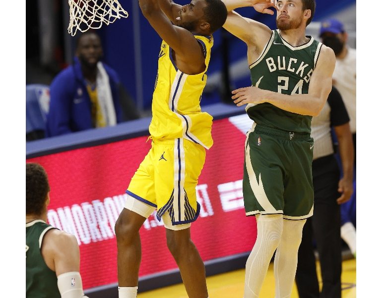 Basket: Nba; Golden State beffa Bucks, Sixers piegano Boston