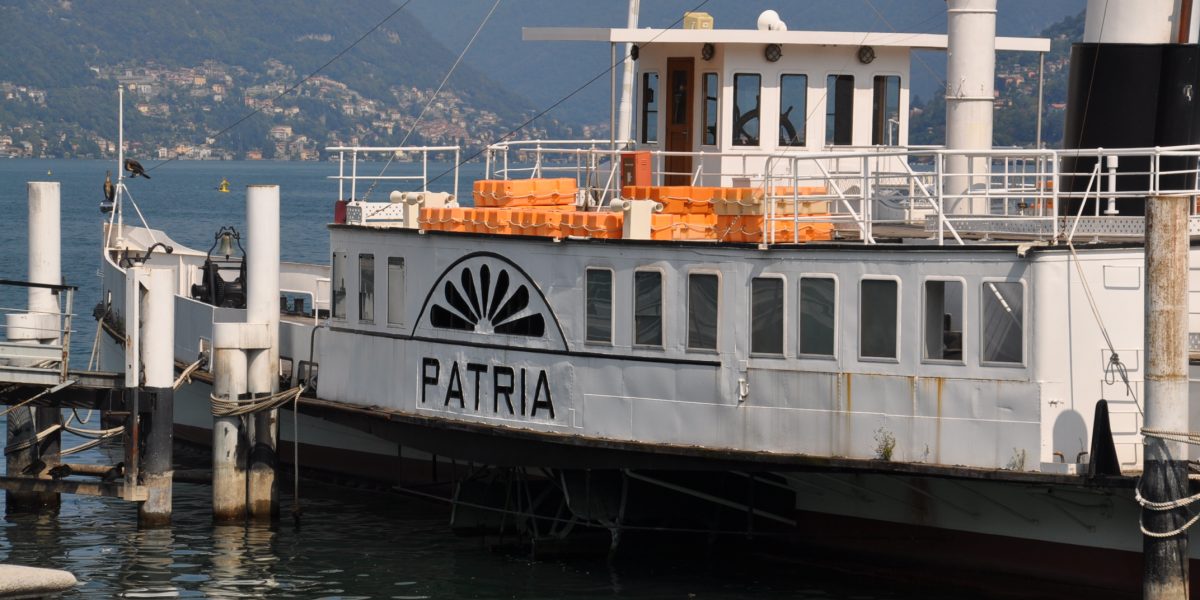 Colate di ruggine ed erbacce sul Patria, e la burocrazia lo tiene fermo al palo
