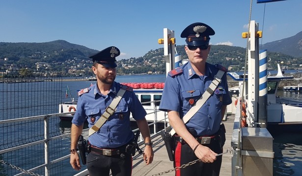 Equipaggio ubriaco, turista inglese chiede aiuto. Denunciati i tre marinai