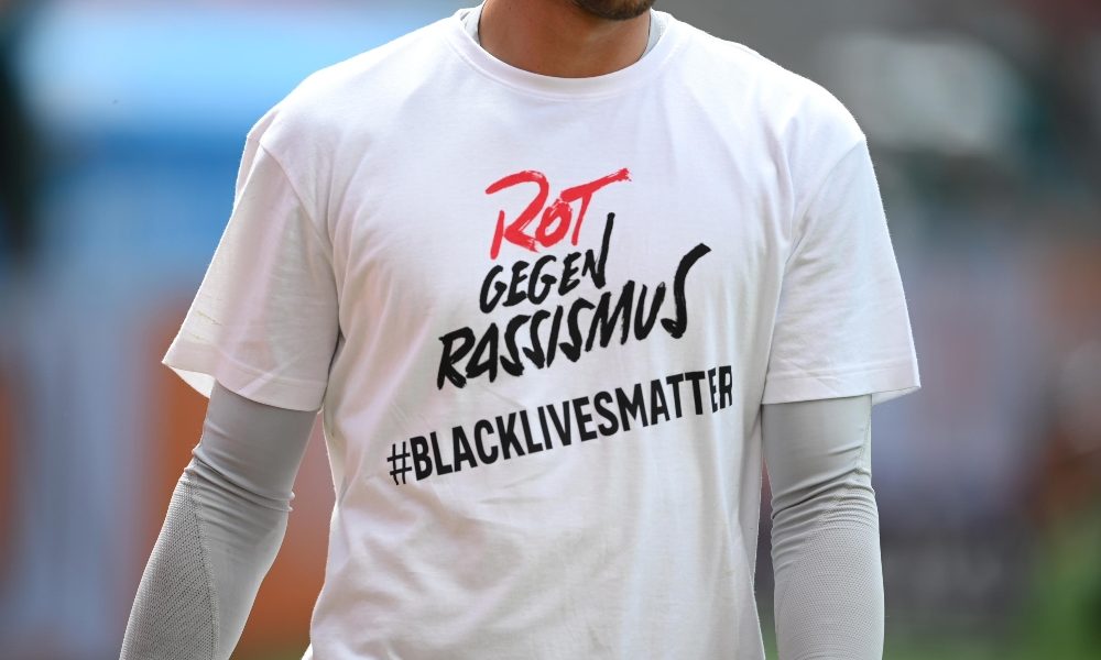 Bayern,riscaldamento con maglie BlackLivesMatter