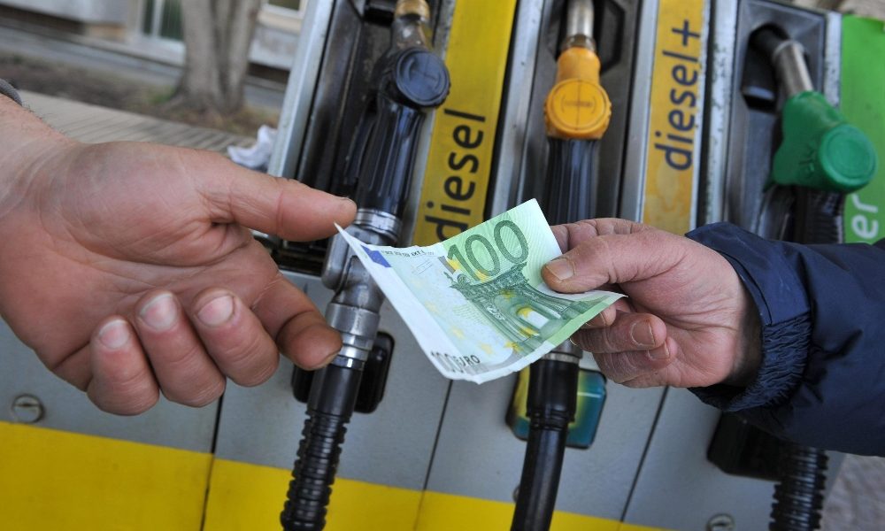 Benzina: prezzi salgono ancora, media a 1,655 euro al litro