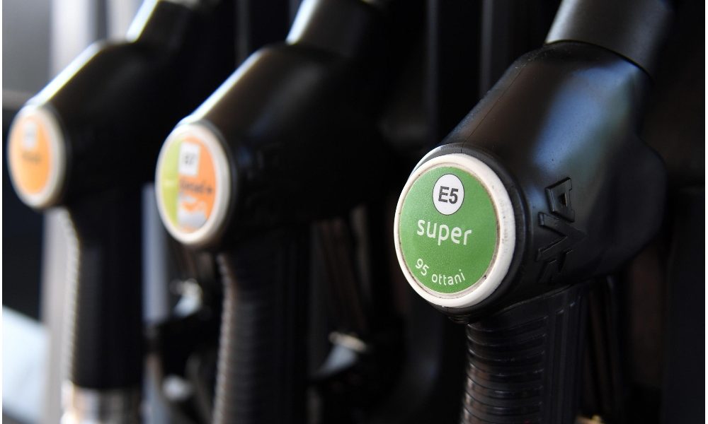 Benzina: prezzi scendono con petrolio