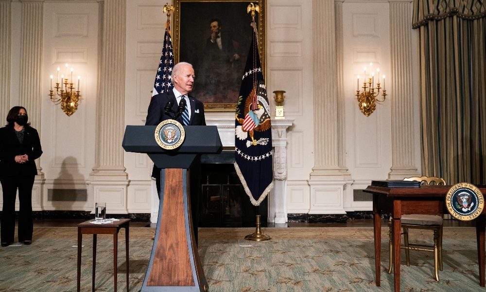 Biden oggi rafforza Obamacare e revoca restrizioni su aborto