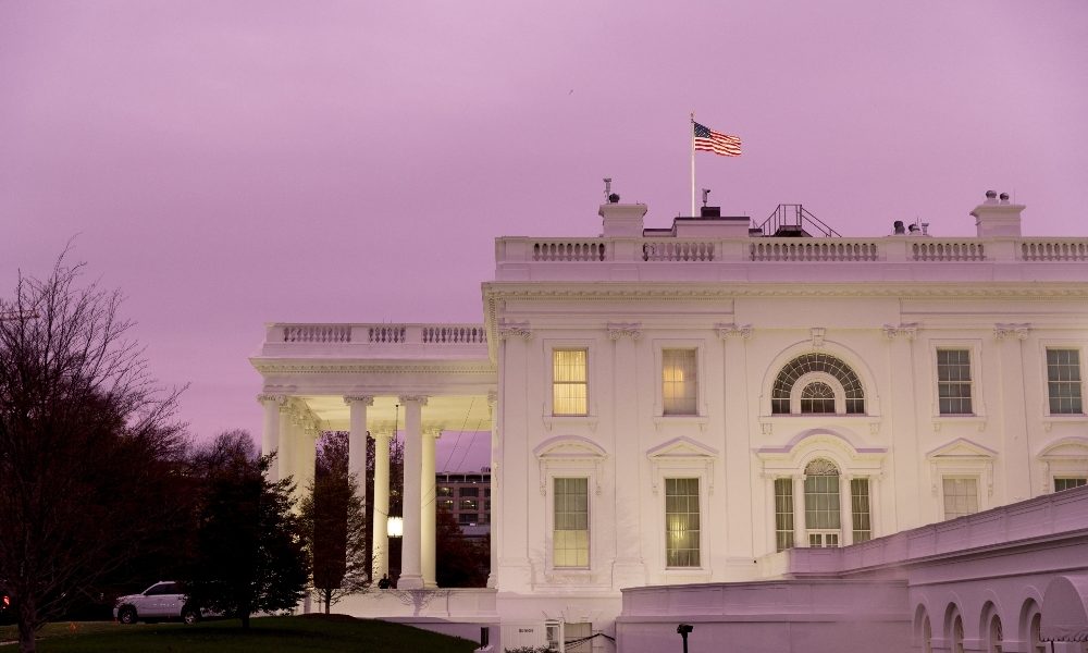 Biden vince con 306 grandi elettori, a Trump 232
