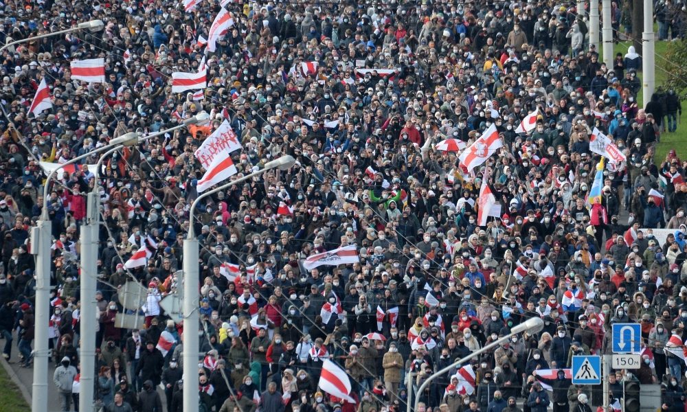 Bielorussia: migliaia protestano nonostante minacce polizia