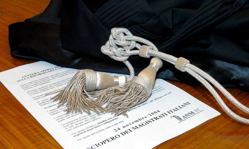 Bimbo morto in casa popolare, archiviati