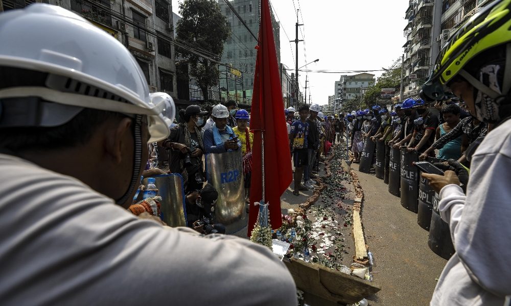 Birmania: 18 uccisi, legge marziale in due zone di Yangon