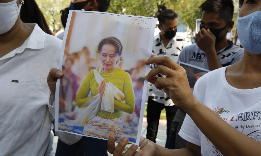 Birmania: Londra condanna le accuse a Suu Kyi