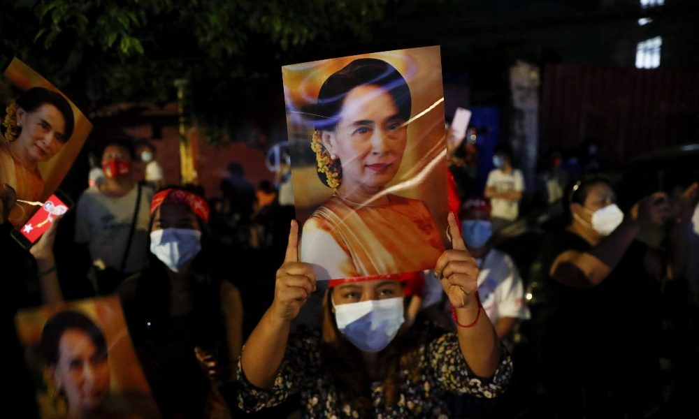 Birmania: partito Suu Kyi si proclama vincitore elezioni