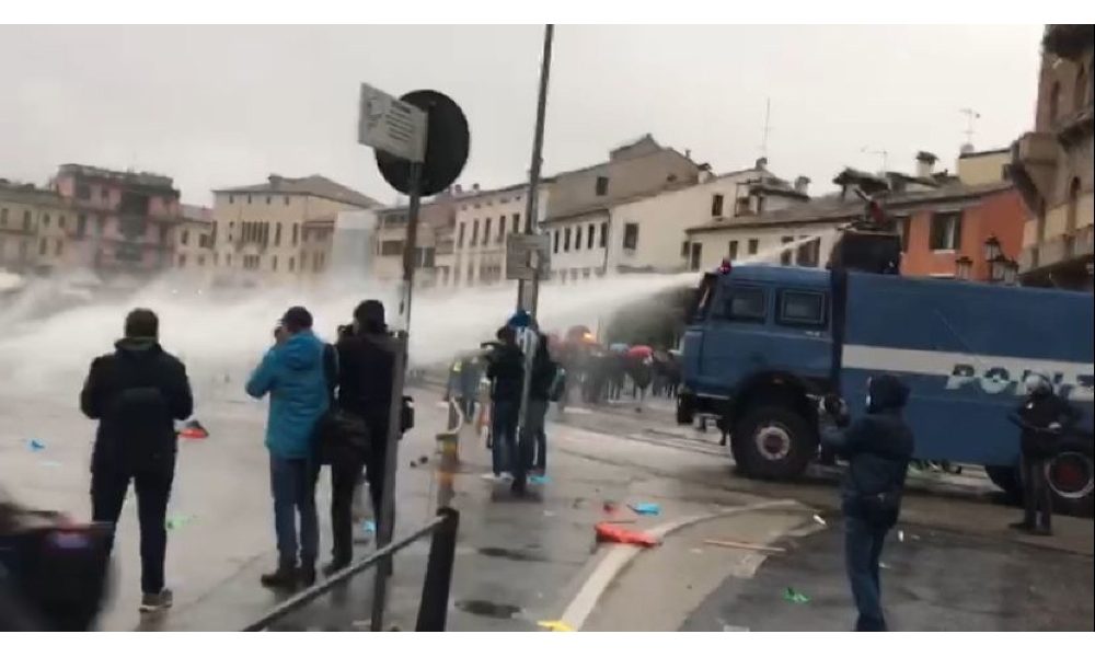 Bolsonaro a Padova, scontri manifestanti-forze dell’ordine