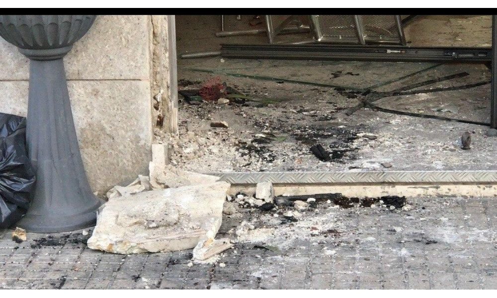 Bomba danneggia bar a Brindisi