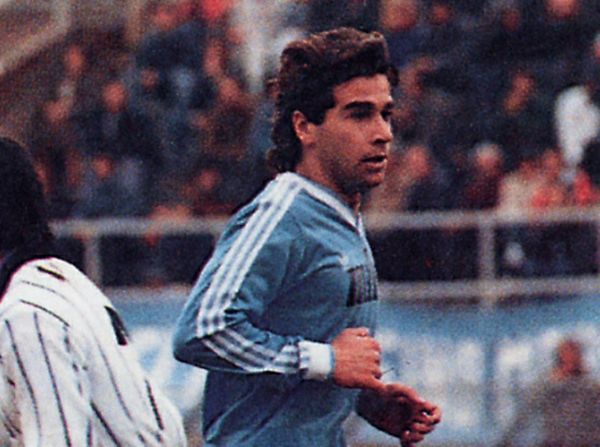 Il  tributo a Stefano Borgonovo. Oggi l’ex giocatore sconfitto dalla Sla avrebbe compiuto 55 anni. La cerimonia allo stadio, il ricordo e le foto