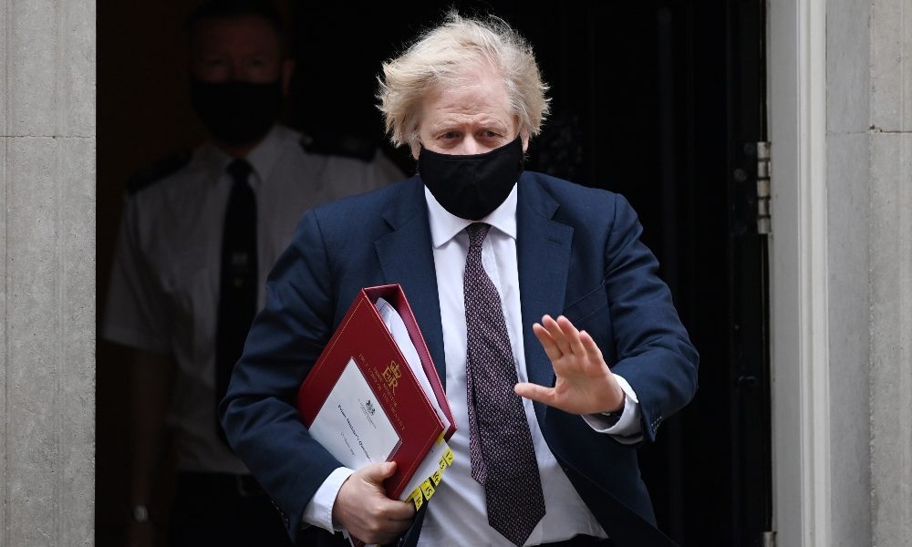 Boris Johnson, mi farò vaccinare con AstraZeneca