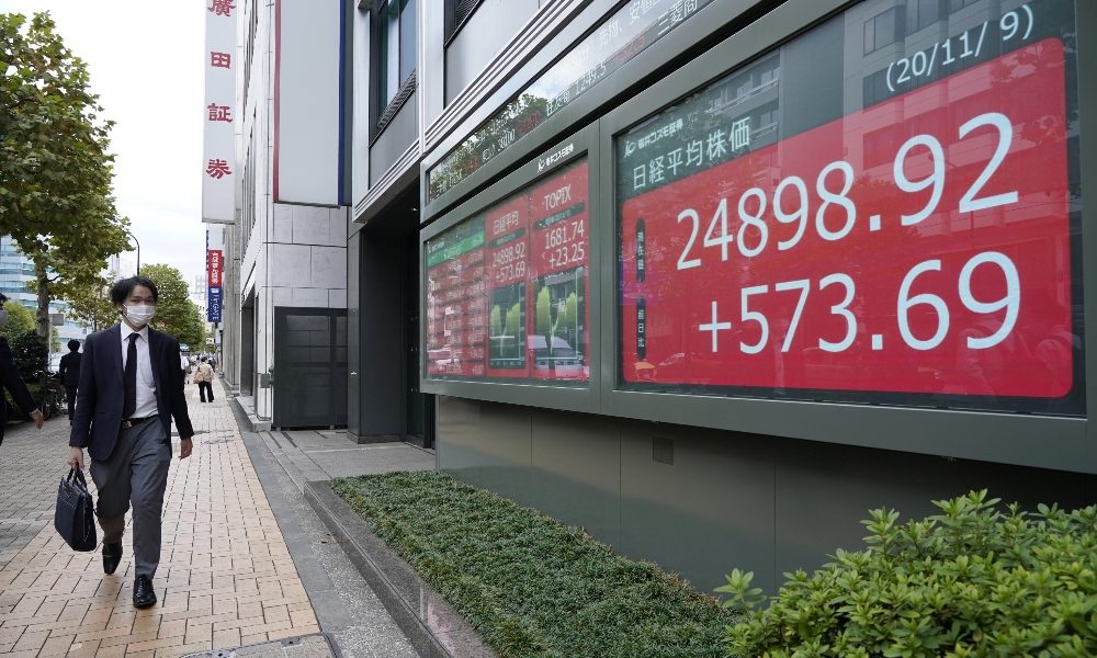 Borsa: Asia cauta guarda a vaccino, future Wall Street positivi