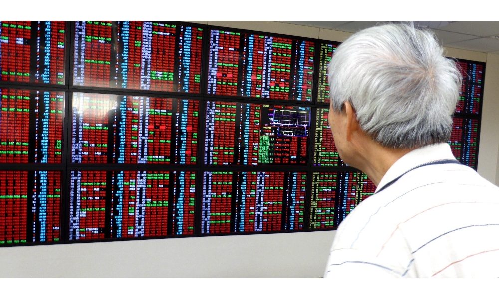 Borsa: Asia contrastata, Tokyo -0,6%