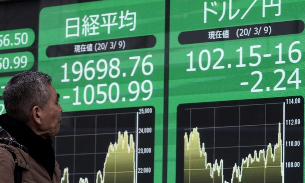 Borsa: Asia contrastata, Tokyo -4,5%
