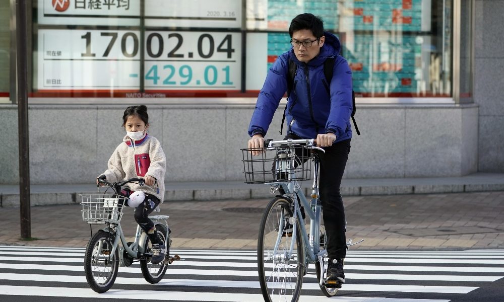 Borsa: Asia debole con stallo su aiuti Usa e timori Covid