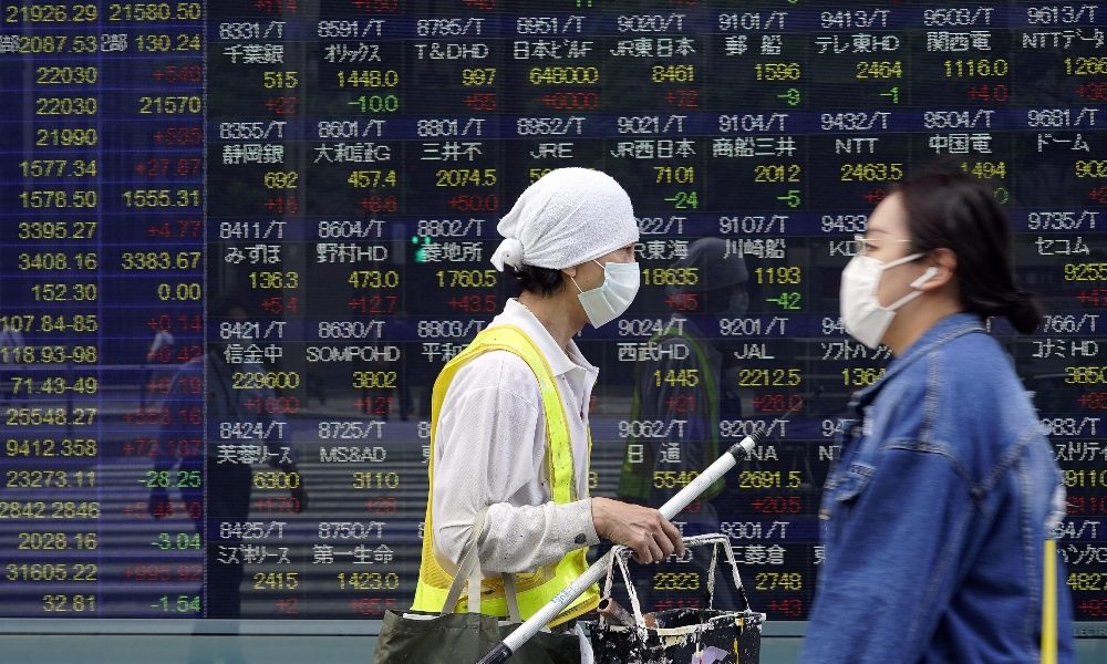Borsa: Asia in calo, pesano ancora timori su Covid