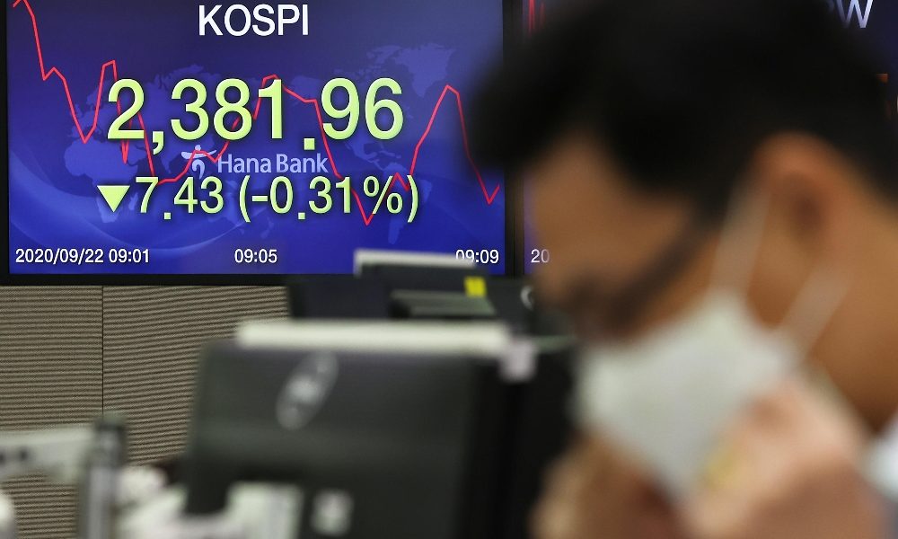 Borsa: Asia in rosso con timori Covid, male le banche