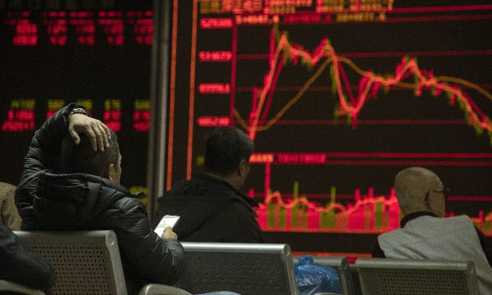 Borsa Asia piatta, deboli listini cinesi
