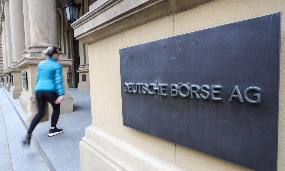 ++ Borsa: Europa apre in forte calo, Francoforte -2,4% ++