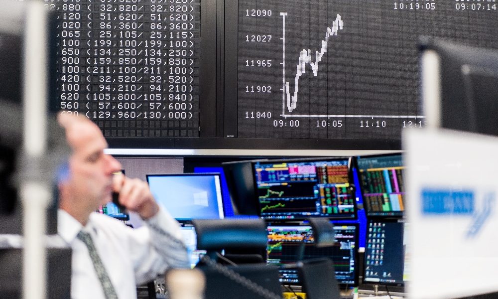 Borsa: Europa cauta, a Milano brilla Stellantis