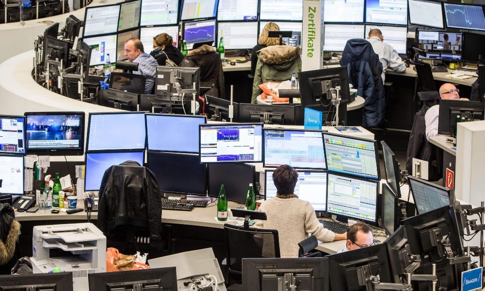 Borsa: Europa chiude contrastata