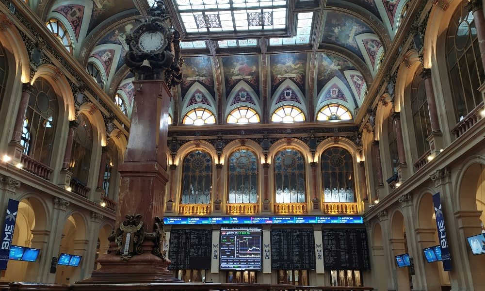 Borsa: Europa contrastata, giù auto e banche