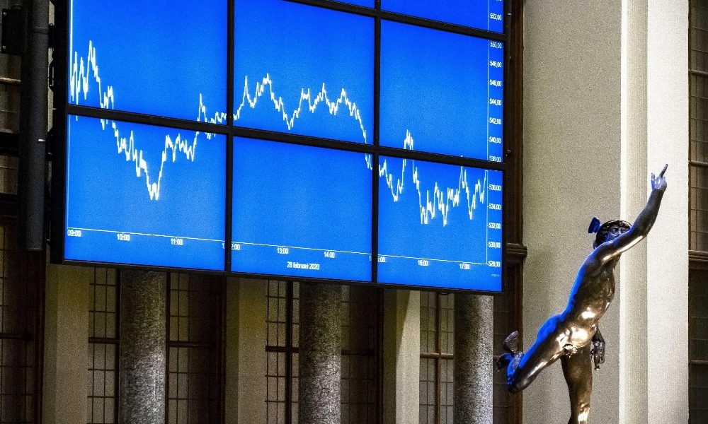 Borsa: Europa debole in attesa di Wall Street, Milano -1,4%