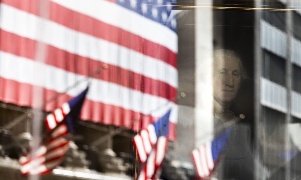 Borsa: Europa e Wall street premiano Biden, dollaro si calma