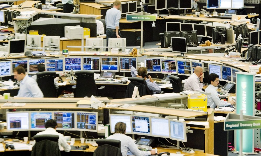 Borsa: Europa in rosso, Milano -2,5%