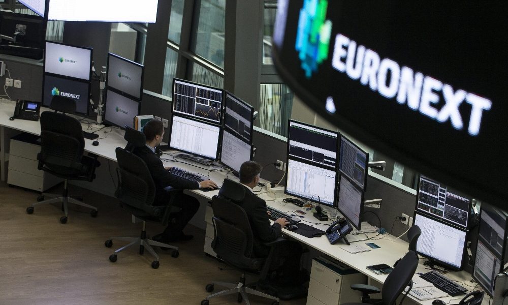 Borsa: Europa migliora dopo Pmi manifattura, Milano +0,9%