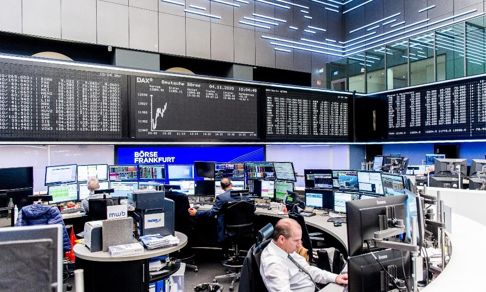 Borsa: Europa pesante con banche e petroliferi, sale l’oro