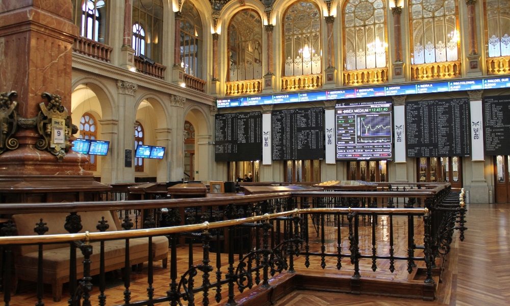 Borsa: Europa resta debole, con timori no deal e Covid
