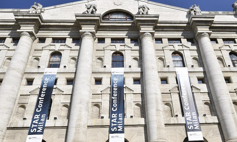 Borsa: Milano -0,66% con banche, Leonardo