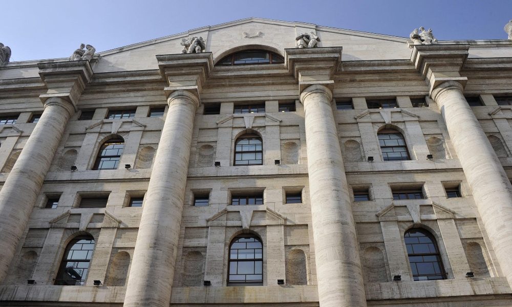 Borsa: Milano +0,6%,corrono Ubi e Fineco