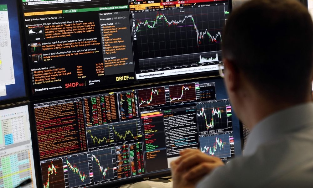 Borsa Milano -2,2%, pesano banche