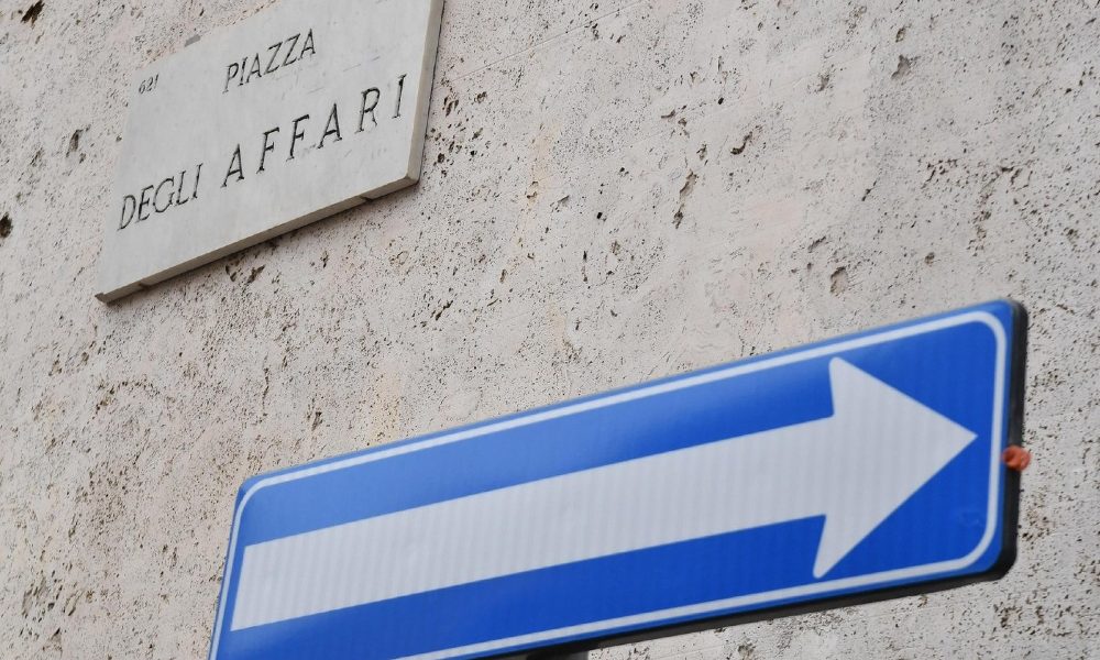 Borsa: Milano amplia calo (-3%), giù Tenaris e Pirelli