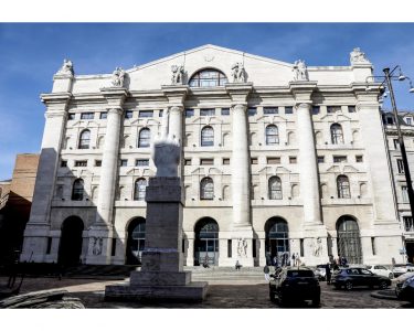 Non ci sono soldi nemmeno per i carri funebri