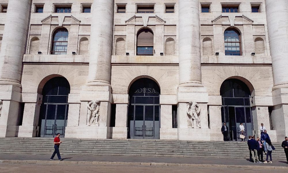 Borsa: Milano apre in rialzo (+1,96%)