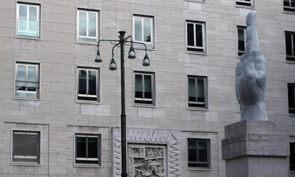 Borsa: Milano apre poco mossa (-0,03%)