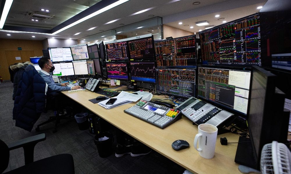 Borsa: Milano cede, in luce Saipem ed Eni grazie al petrolio