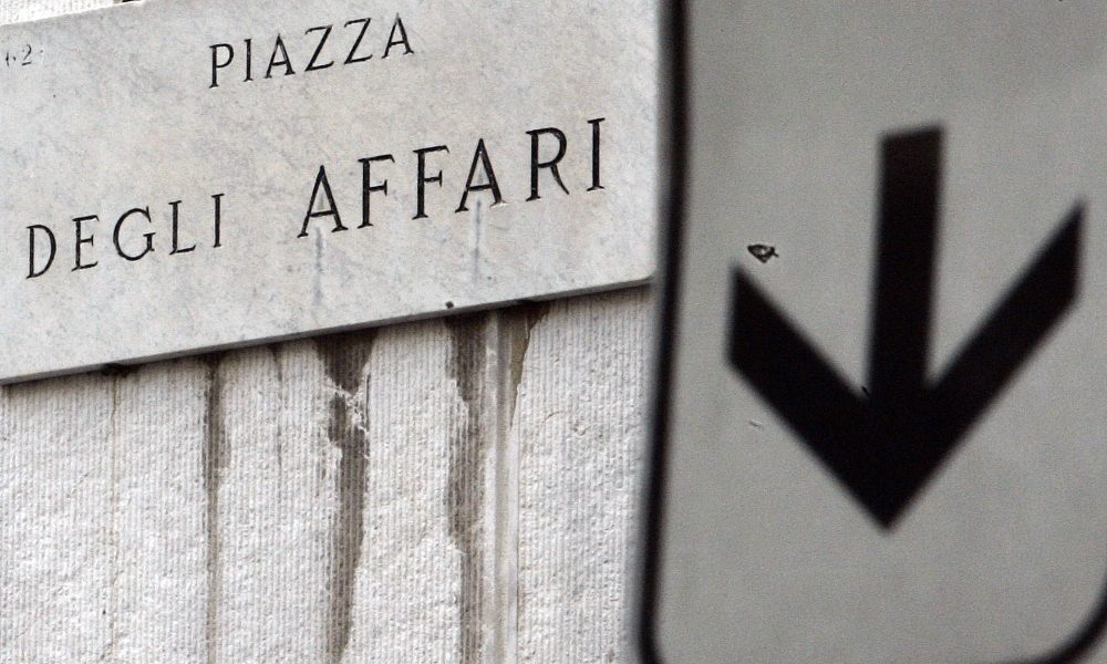Borsa Milano chiude in calo, -1,06%