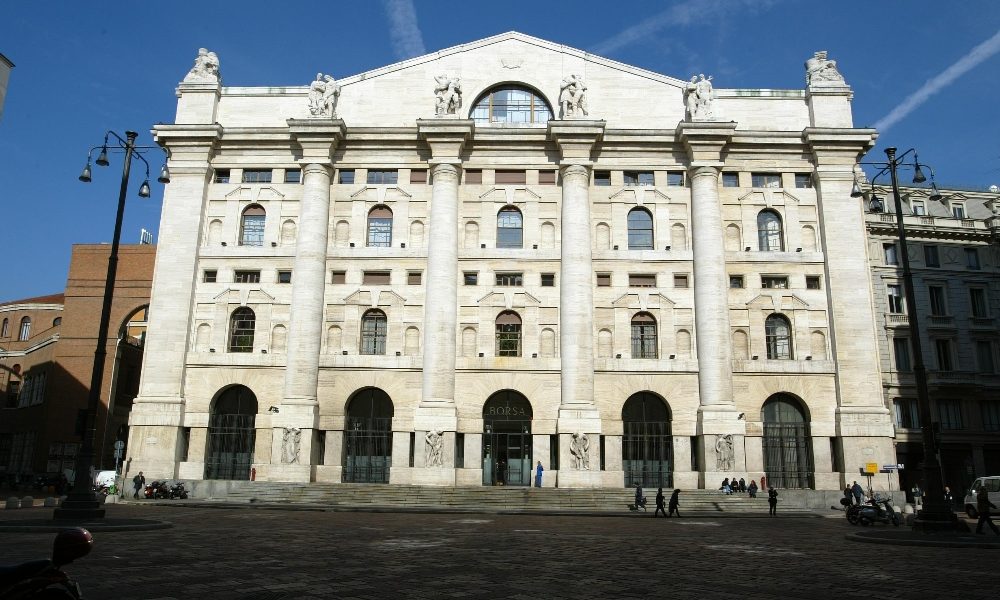 Borsa: Milano chiude in rialzo del 2,6%