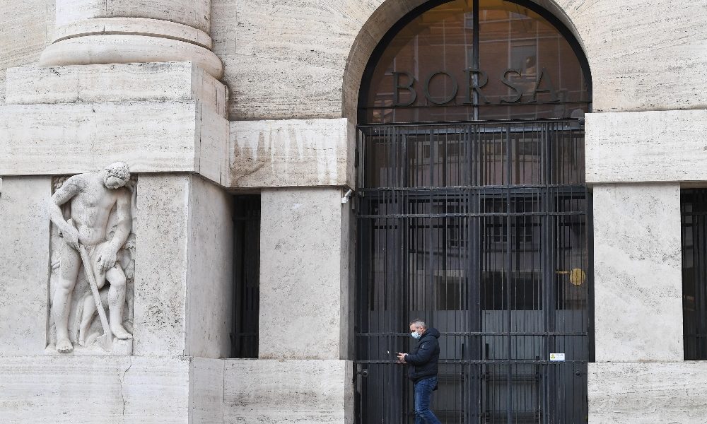 Borsa: Milano chiude in ribasso (-0,38%)