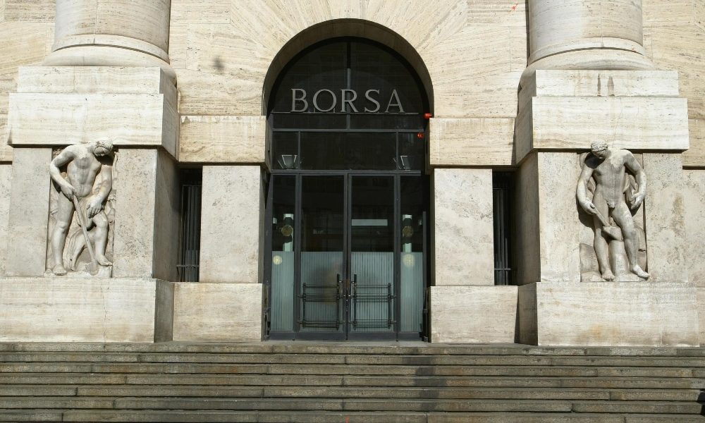 Borsa: Milano chiude piatta (+0,07%)