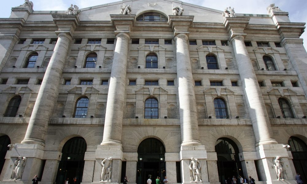 Borsa: Milano cresce con Europa, bene Poste, scivola Bper
