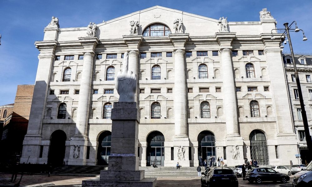 Borsa: Milano debole (-0,2%), giù Nexi e Bper, bene Moncler