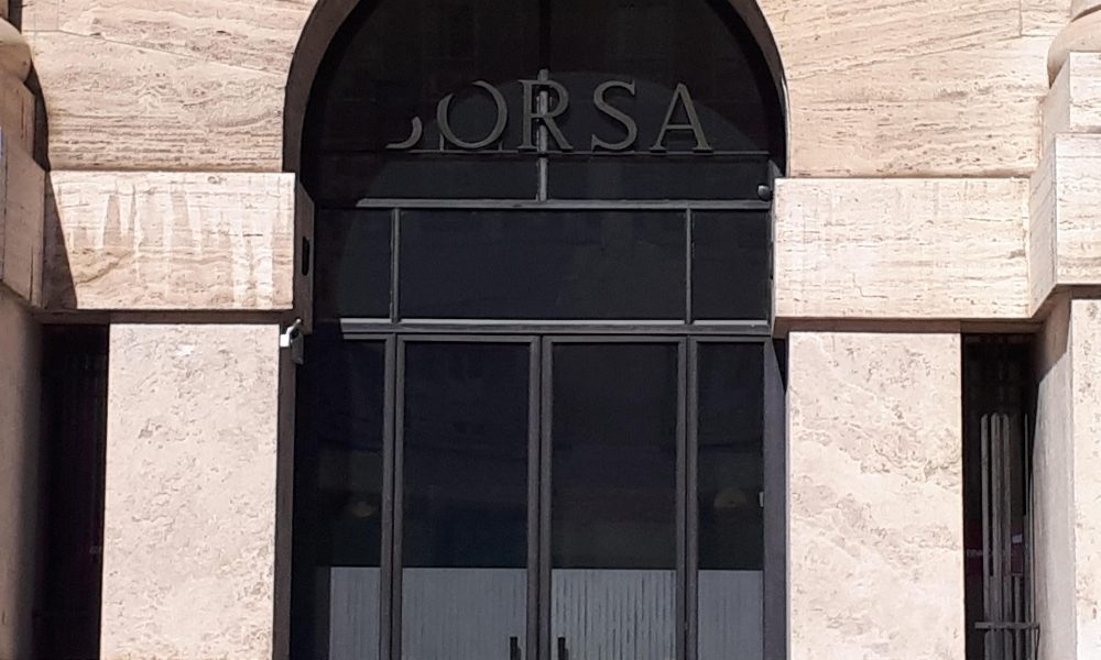 Borsa: Milano difende massimi con Mps