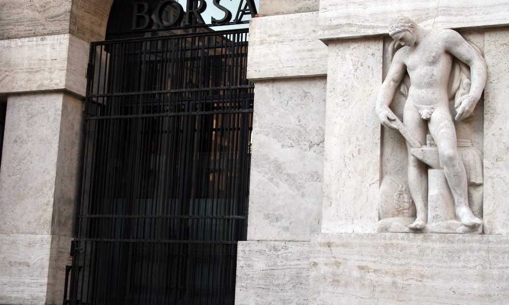 Borsa: Milano in calo (-0,6%), in rosso le banche, male Stm